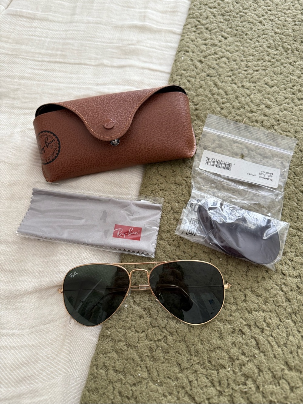 Ray-Ban Men’s Aviator Sunglasses in Gold